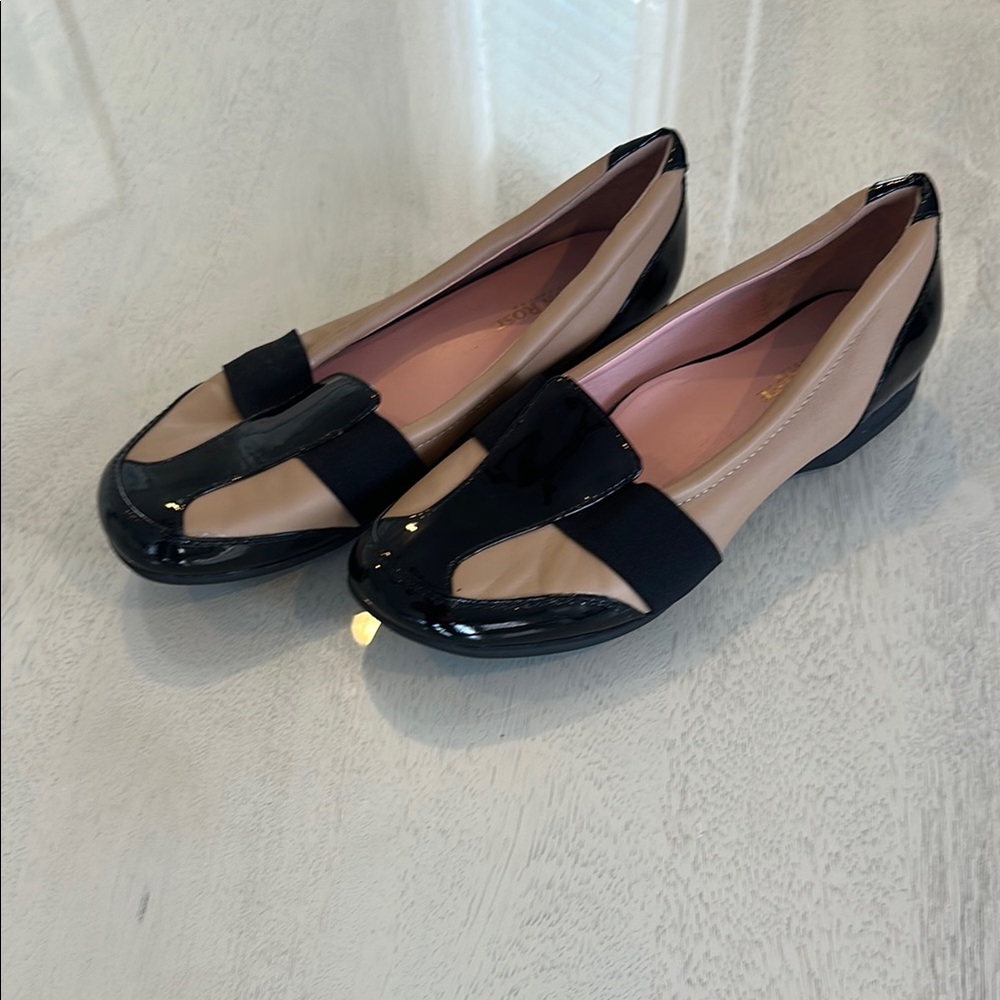BRAND NEW Taryn Rose Elegant Black and Beige Women's Loafers